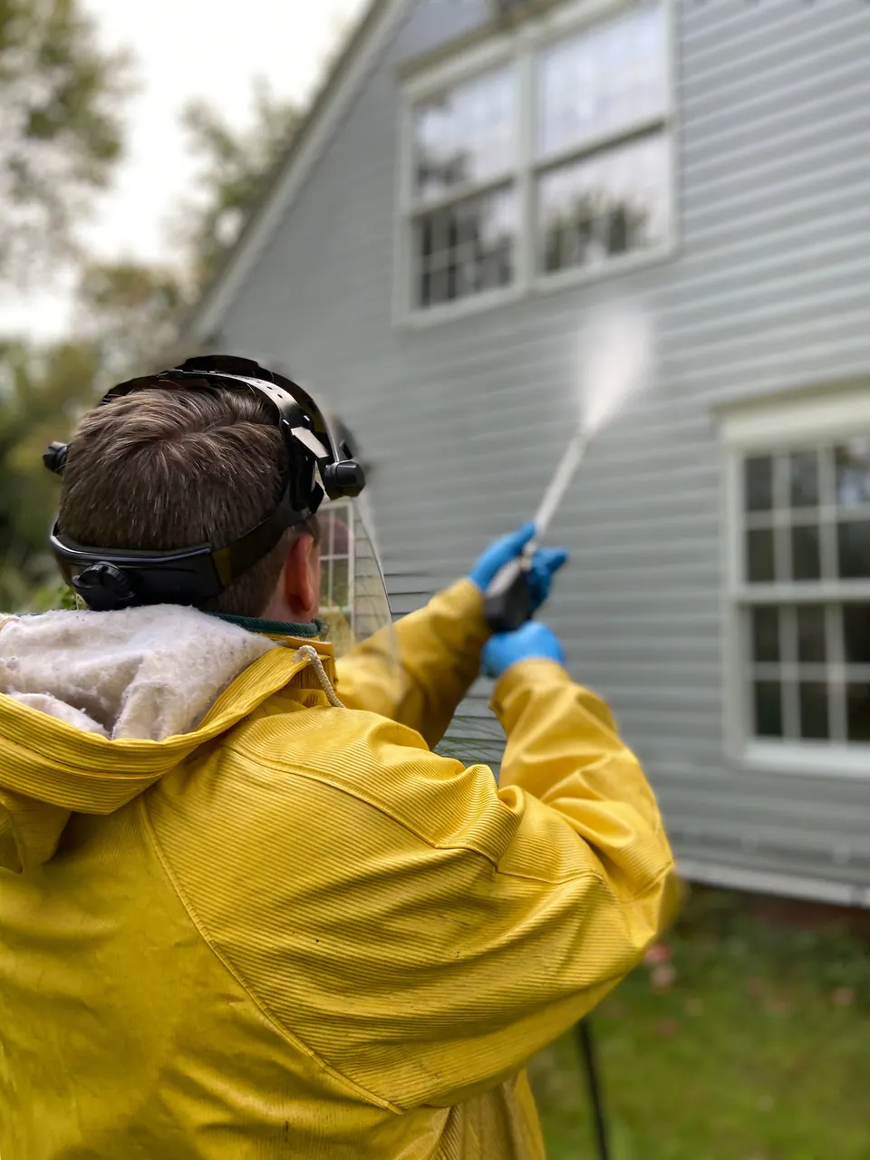 Nettoyage d’un revêtement extérieur avant remise en peinture