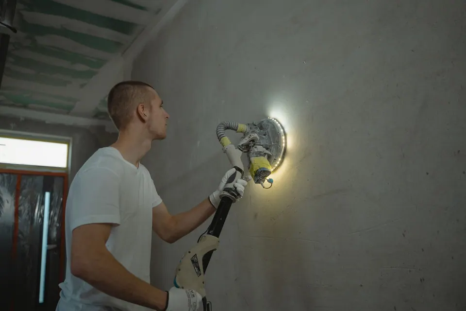 Préparation et lissage d’un mur intérieur avant peinture